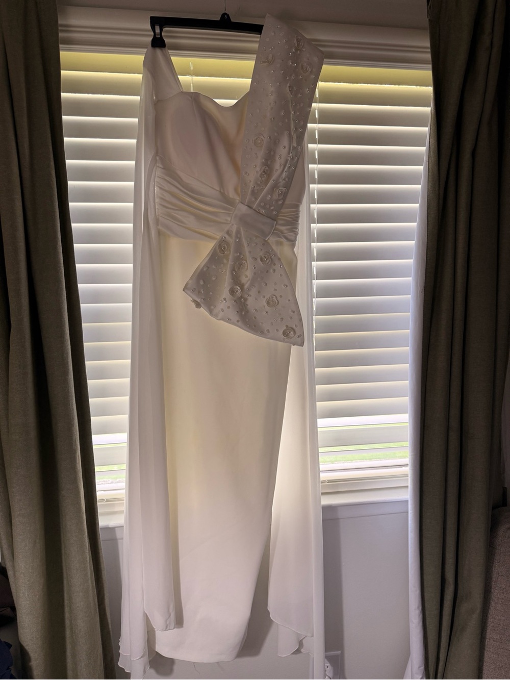 White Ivory Formal - Picture 5 of 7